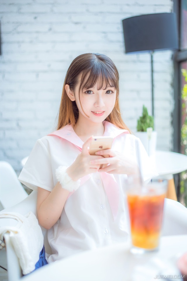 沙漠阿拉伯人形容他们也必喝三道的茶：第一道苦苦生命，第二道甜似爱情，第三道淡如微风。——三毛《送你一匹马》